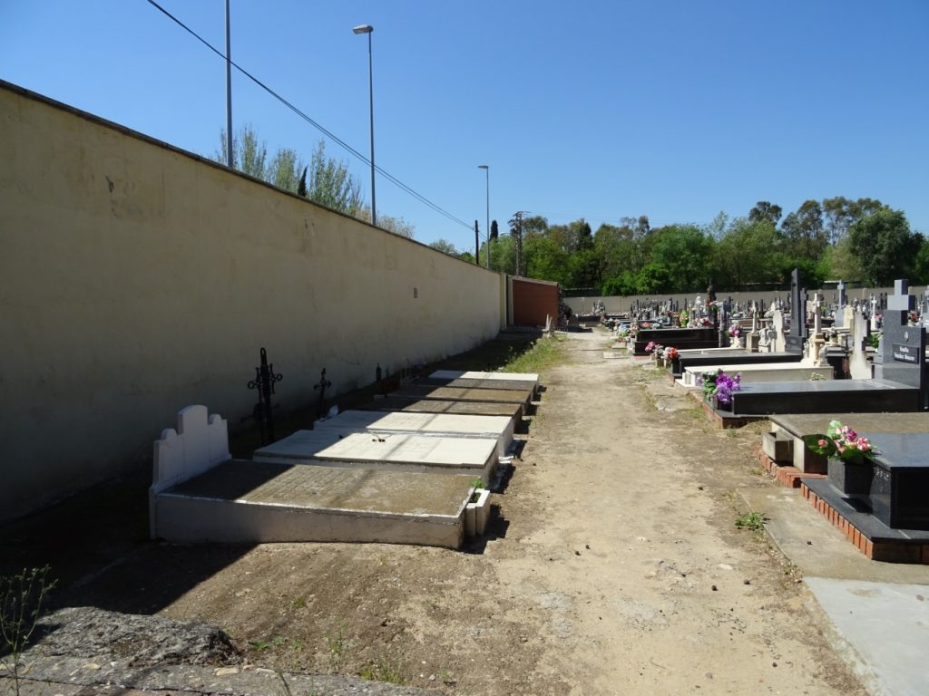 Tumbas de fusilados en el Cementerio Viejo, en la zona denominada Cuartel Caridad.