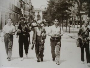 Foto: José Díaz Casariego - Milicianos en la Plaza de Cervantes - 21/julio/1936 (Archivos Estatales)